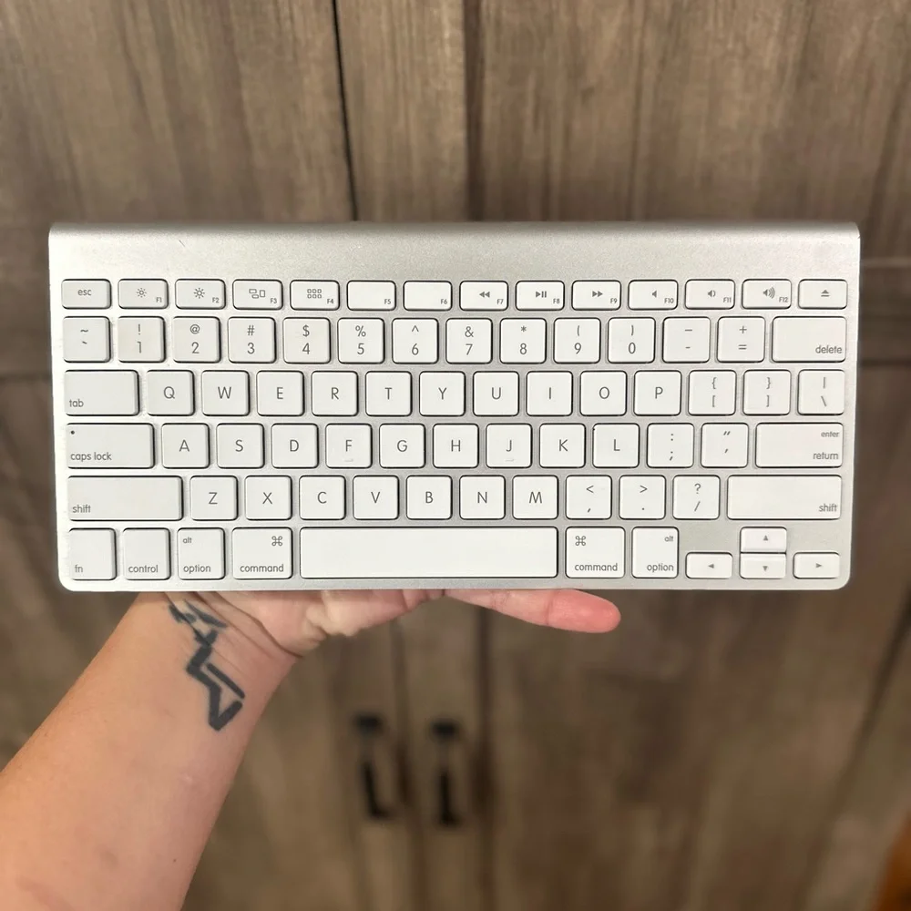 Apple Wireless Keyboard MC184LL/B Tested and works